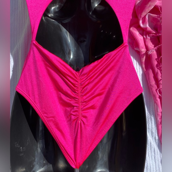 One piece Monokini Swimsuit/Bathingsuit-NEW - Picture 4 of 9